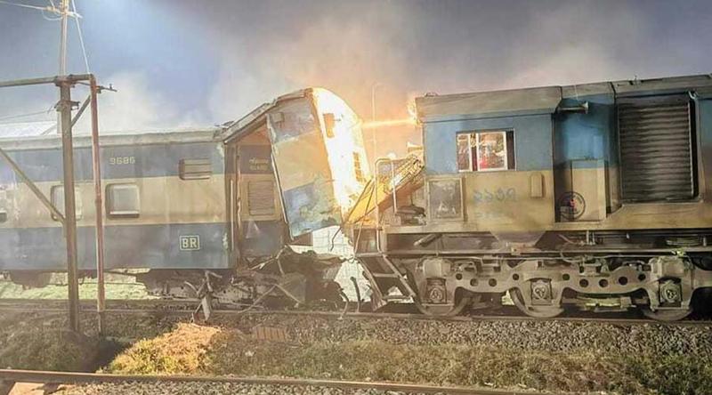 লাকসামে ট্রেনের বগিতে ইঞ্জিনের ধাক্কা, আহত ৫