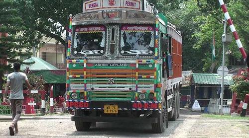 ৩ দিন বন্ধের পর সচল হিলি স্থলবন্দর, শুরু আমদানি-রপ্তানি