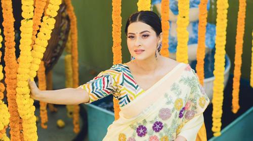 বসন্তের সাজে নজর কাড়লেন চিত্রনায়িকা বুবলী