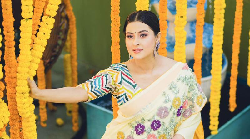 বসন্তের সাজে নজর কাড়লেন চিত্রনায়িকা বুবলী