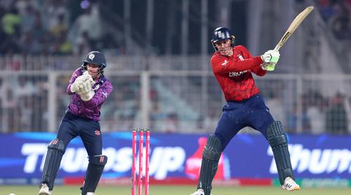 সহজ ম্যাচ কঠিন করে জয়ে ফিরল ইংল্যান্ড