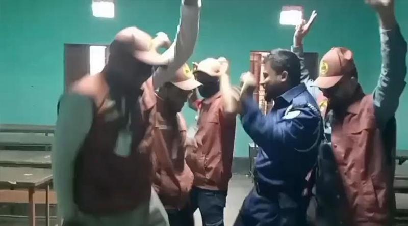 ভোটের ফলাফলের পর কেন্দ্রেই উচ্ছ্বাস, ভাইরাল পুলিশ-আনসারদের নাচের ভিডিও