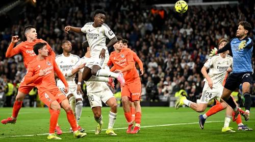 ভিনিসিউসের নৈপুণ্যে বার্সাকে পেছনে ফেলে শীর্ষে রিয়াল