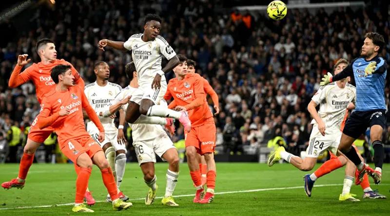 ভিনিসিউসের নৈপুণ্যে বার্সাকে পেছনে ফেলে শীর্ষে রিয়াল