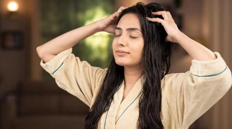চুলে তেল দেওয়ার সেরা সময় কোনটি, সকাল নাকি রাত?
