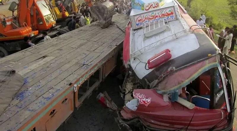 পাকিস্তানে ভয়াবহ সড়ক দুর্ঘটনায় চালকসহ নিহত ১১