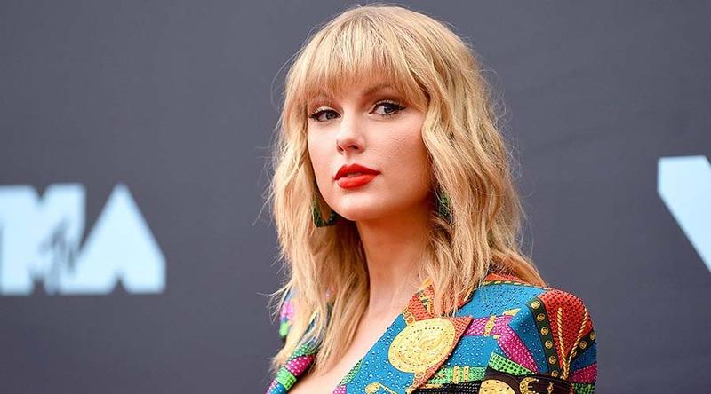 টেলর সুইফটের নাম পুঁজি করে পণ্য বিক্রির অভিযোগ, কড়া ব্যবস্থা গায়িকার