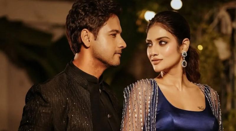 আবাসনে আগুন! প্রাণ বাঁচাতে দুই সন্তানকে নিয়ে পথে নুসরাত-যশ