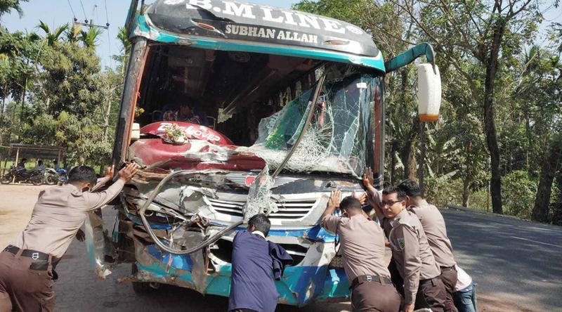 বাগেরহাটে দুটি যাত্রীবাহী বাসের মুখোমুখি সংঘর্ষ, আহত ১৫