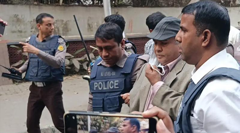 ধানমন্ডি ৩২ নাম্বারে শ্রদ্ধা জানাতে যাওয়া ঢাবি অধ্যাপককে সরিয়ে দিলো পুলিশ