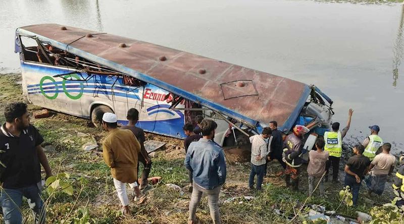 কুমিল্লায় নিয়ন্ত্রণ হারিয়ে বাস খাদে, নিহত ২