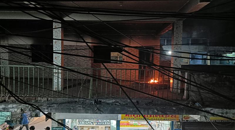 খুলনায় আ.লীগ কার্যালয়ে বিকেলে ‘জয় বাংলা’ স্লোগান, প্রতিবাদে রাতে আগুন