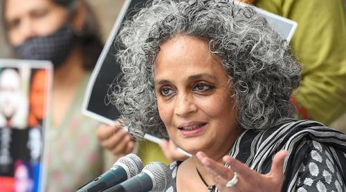 গাজা ইস্যুতে বার্লিনের ফিল্ম ফেস্টিভ্যাল বর্জন করলেন অরুন্ধতী রয়