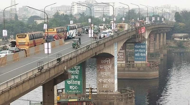 পোস্তগোলা ব্রিজে গাড়ির ধাক্কায় প্রাণ গেল পথচারীর