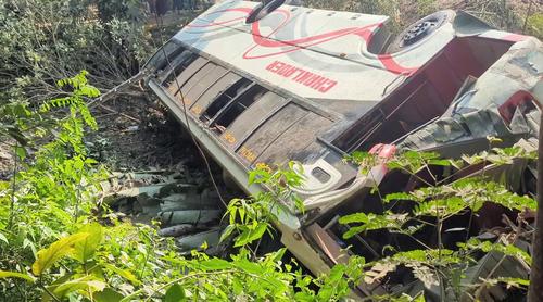 নিয়ন্ত্রণ হারিয়ে যাত্রীবাহী বাস উল্টে খাদে, আহত ৪০