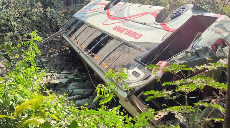 নিয়ন্ত্রণ হারিয়ে যাত্রীবাহী বাস উল্টে খাদে, আহত ৪০