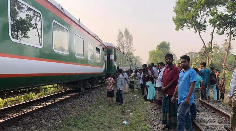 কুমিল্লায় মহানগর এক্সপ্রেস লাইনচ্যুত,  ঢাকাগামী ট্রেন চলাচল বন্ধ