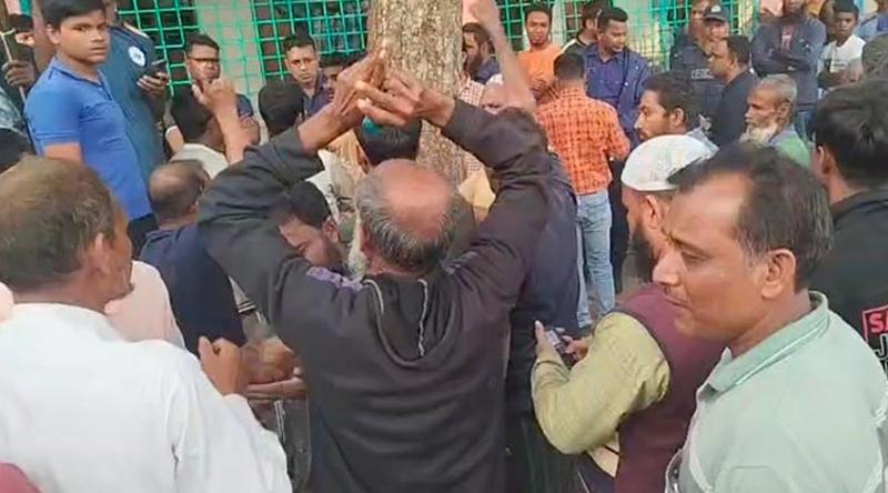 ভোটকেন্দ্রে সিলমারা ব্যালট উদ্ধার, ইউএনও অবরুদ্ধ