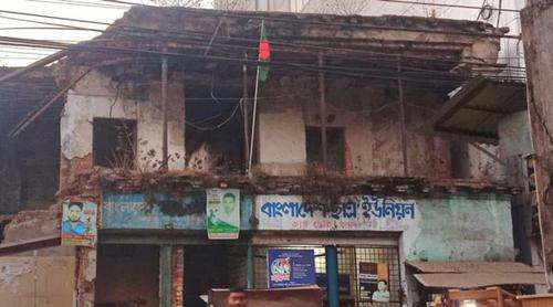 বগুড়ায় আওয়ামী লীগ কার্যালয়ে জাতীয় পতাকা উত্তোলনের অভিযোগ