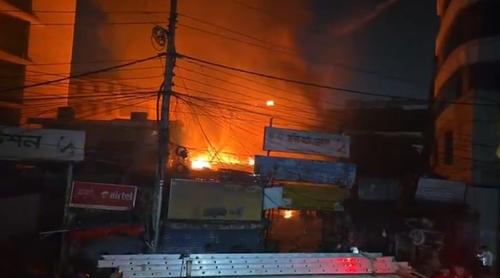 কারওয়ান বাজারের কাঠপট্টিতে আগুন