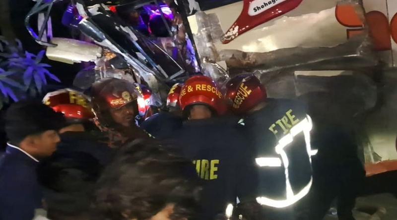 গোপালগঞ্জে বাস ও ট্রাকের মুখোমুখি সংঘর্ষে  আহত অন্তত ১৫