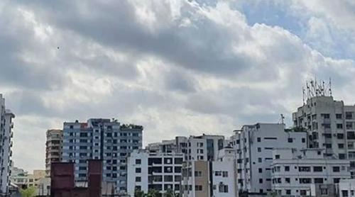 বসন্তের সকালে ঢাকার আকাশে মেঘের আনাগোনা