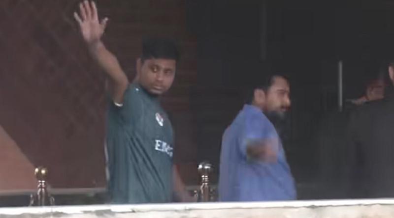 সেই চিরচেনা পোশাকে শপথ নিতে সংসদে হাসনাত