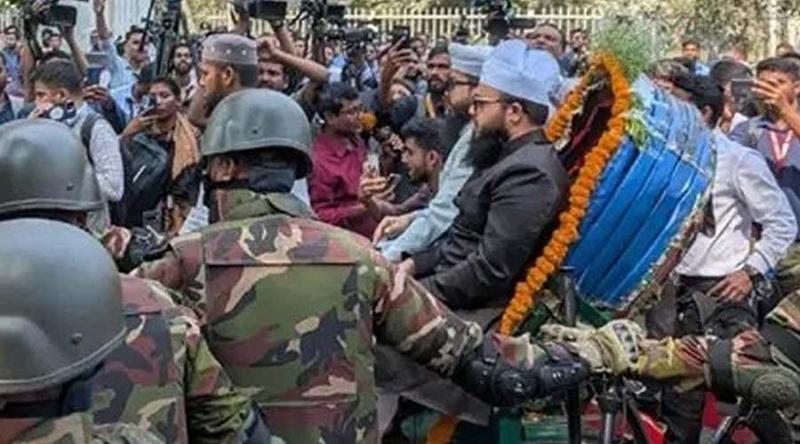 রিকশায় চড়ে শপথ নিতে আসলেন পীরজাদা হানজালা