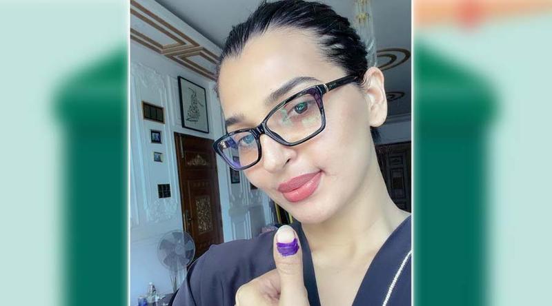 ভোটের কালির আস্তরণের কারণে অজু হচ্ছে কি না তা নিয়ে চিন্তিত বর্ষা!