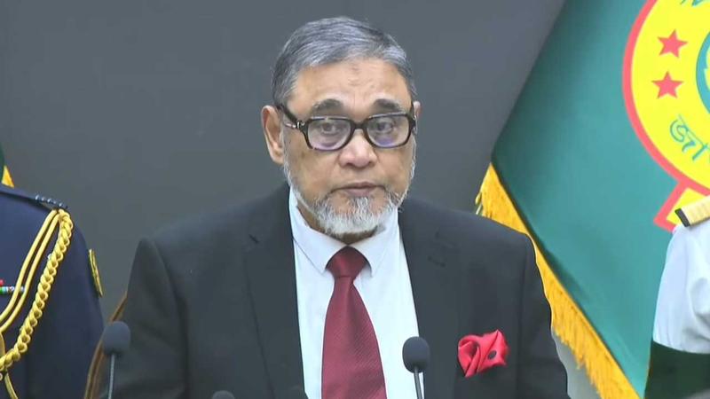 বিভাজন ছাড়াই ২৯৬ এমপির শপথ পাঠ করিয়ে ইতিহাস গড়লেন সিইসি