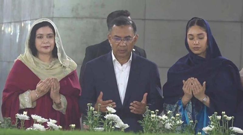 বাবা-মায়ের কবর জিয়ারত করলেন প্রধানমন্ত্রী তারেক রহমান