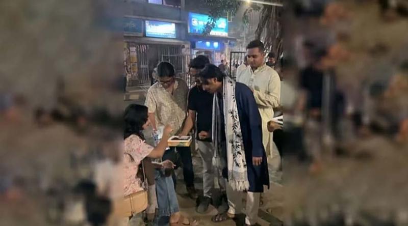 তারেক রহমান প্রধানমন্ত্রী হওয়ায় ঢাবিতে ছাত্রদলের মিষ্টি বিতরণ