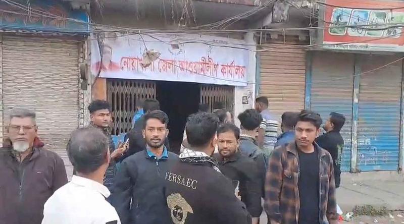 নোয়াখালীতে আ.লীগ কার্যালয়ের তালা ভেঙে ব্যানার টানালেন নেতাকর্মীরা