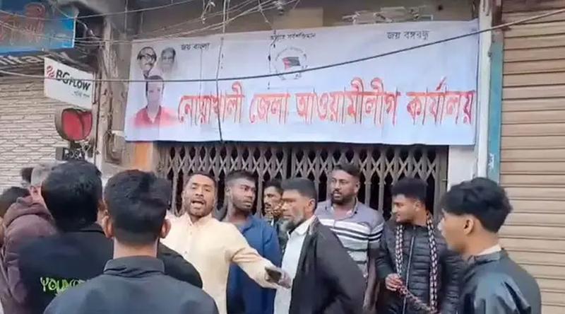 নোয়াখালীতে আ’লীগ কার্যালয়ে তালা ভেঙে ব্যানার টানালেন কর্মীরা