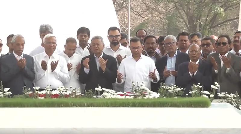 জিয়াউর রহমান ও বেগম জিয়ার সমাধিতে প্রধানমন্ত্রীর শ্রদ্ধা