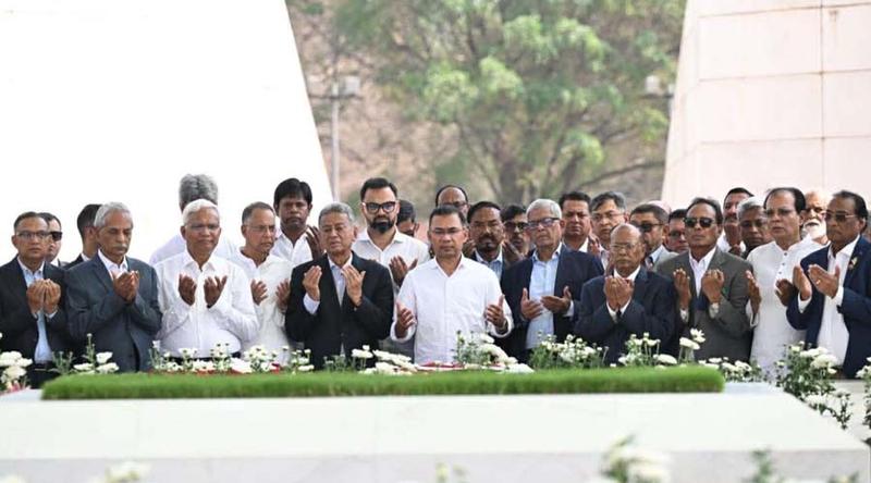 মন্ত্রিসভার সদস্যদের নিয়ে জিয়াউর রহমানের কবর জিয়ারত করলেন তারেক রহমান