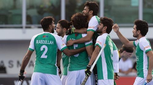 খেলতে গিয়ে রান্না করে খেলেন পাকিস্তানের খেলোয়াড়রা!