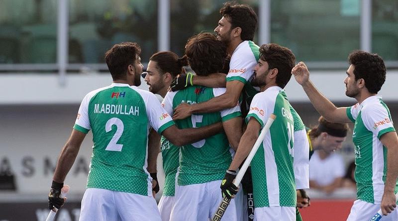 খেলতে গিয়ে রান্না করে খেলেন পাকিস্তানের খেলোয়াড়রা!