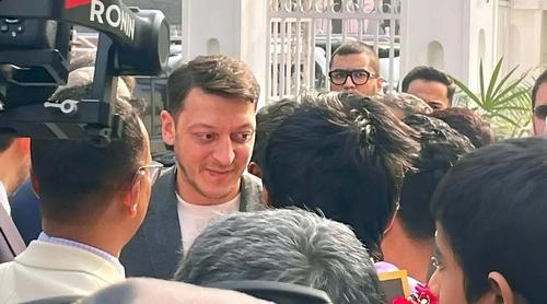 বিশ্বকাপজয়ী মেসুত ওজিল এখন বাংলাদেশে