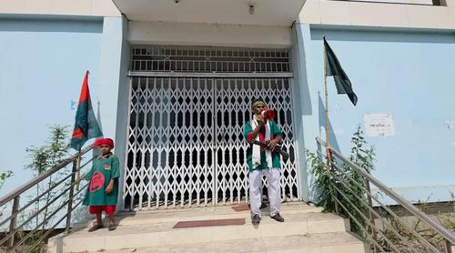 এবার আ.লীগ অফিসে পতাকা উত্তোলন করলেন এক দিনমজুর