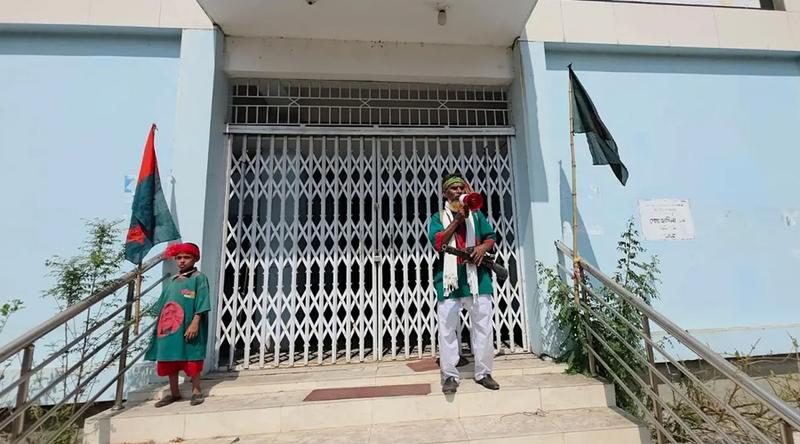 এবার আ.লীগ অফিসে পতাকা উত্তোলন করলেন এক দিনমজুর