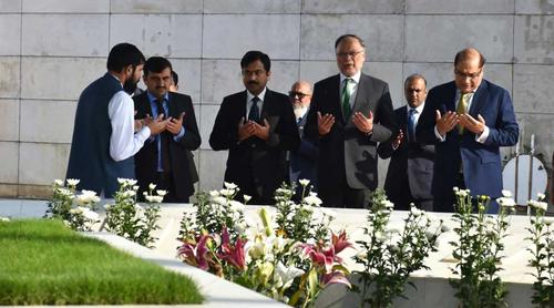 খালেদা জিয়ার কবরে শ্রদ্ধা নিবেদন করেছেন পাকিস্তানের মন্ত্রী