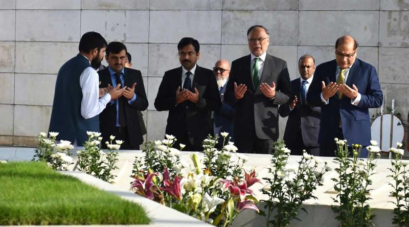 খালেদা জিয়ার কবরে শ্রদ্ধা নিবেদন করেছেন পাকিস্তানের মন্ত্রী