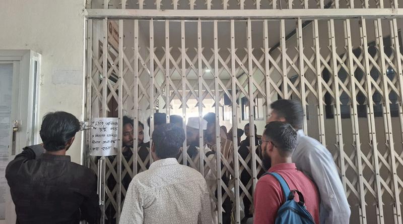 জাককানইবি শিক্ষিকার বিরুদ্ধে চুরির অভিযোগ, তদন্ত দাবিতে বিভাগে তালা