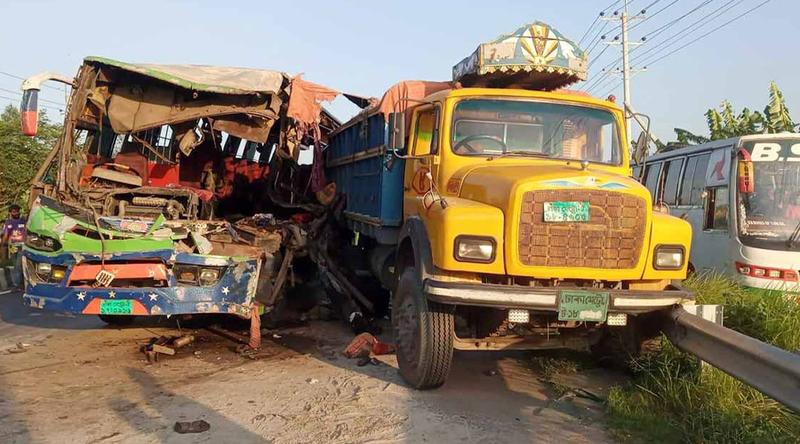এক মাসে সড়কে  প্রাণ গেল ৪৮৭ জনের, মোটরসাইকেলে ৪০.২৪ শতাংশ প্রাণহানি