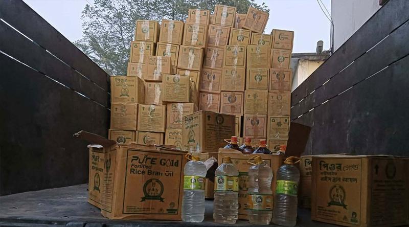 টিসিবির তেলের কার্টনে মিলল পানির বোতল