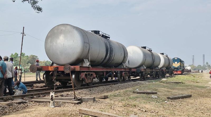 ৯ ঘণ্টা পর রহনপুর-রাজশাহী রুটে ট্রেন চলাচল স্বাভাবিক