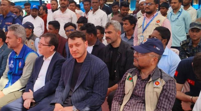 রোহিঙ্গাদের সঙ্গে ইফতার করলেন মেসুত ওজিল