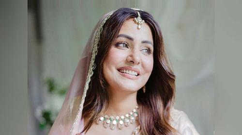 রমজান শুরুতেই নকল নখ খুললেন হিনা খান