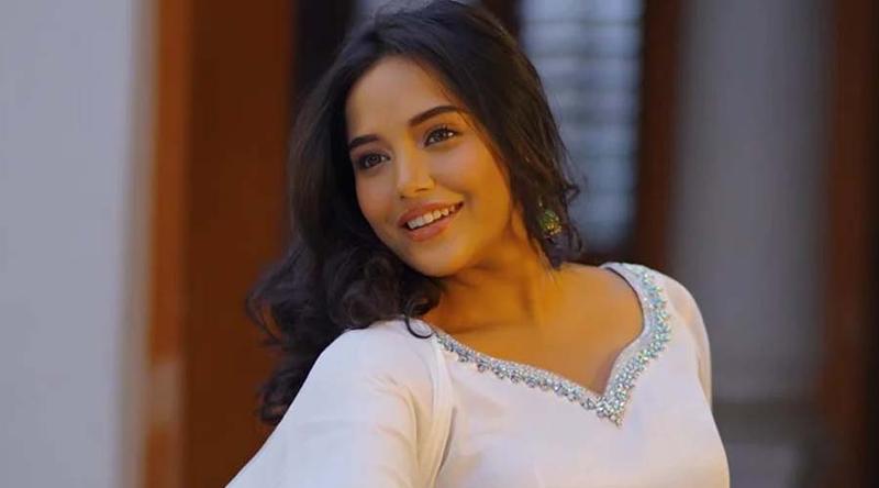 অভিনয় থেকে বিরতির ঘোষণা সামিরা খান মাহির!